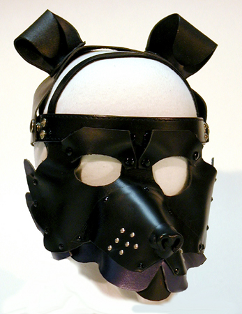 記念すべき完全オリジナルわんこマスク第一号。牛革製